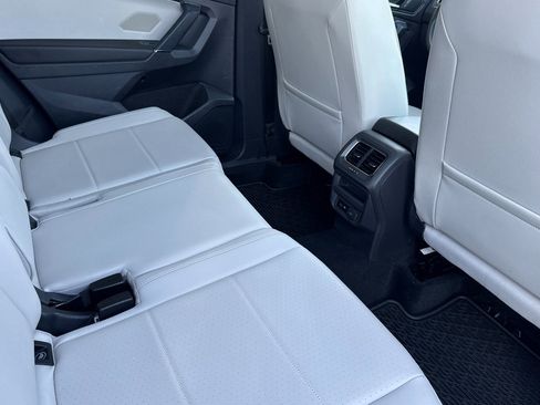 Used 2018 Volkswagen Tiguan SEL AWD/4WD image 30