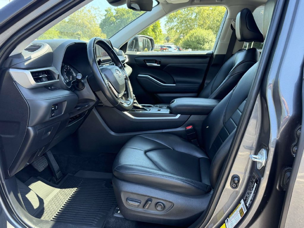 Used 2023 Toyota Highlander XLE FWD image 16