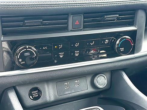 Used 2024 Nissan Rogue S image 33