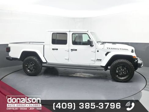 Used 2025 Jeep Gladiator Sport AWD/4WD image 2