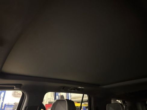 Used 2023 GMC Yukon SLT w/ SLT Premium Package image 32