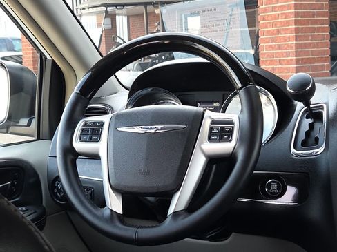 Used 2015 Chrysler Town & Country Limited Platinum image 15
