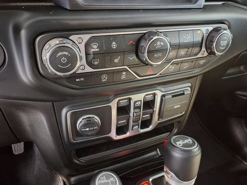 Used 2019 Jeep Wrangler Unlimited Sahara AWD/4WD image 15