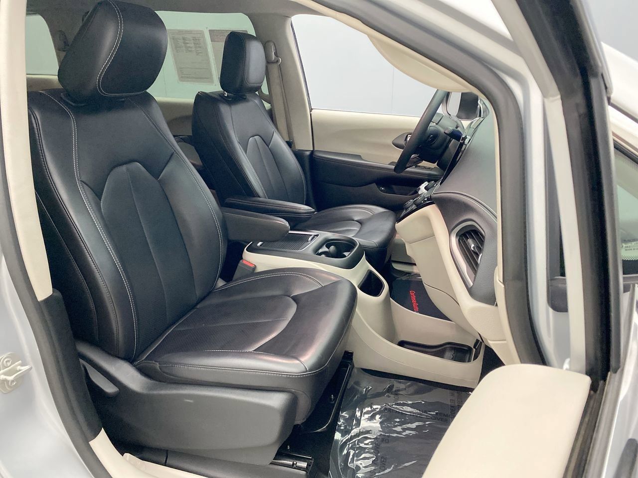 Used 2023 Chrysler Pacifica Touring-L FWD image 22