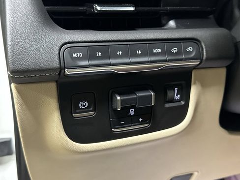 Used 2022 Cadillac Escalade Premium Luxury w/ Performance Package AWD/4WD image 16