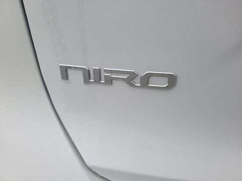 Used 2023 Kia Niro SX image 7