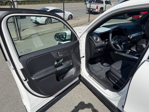 Used 2023 Mercedes-Benz EQB 300 4MATIC image 9