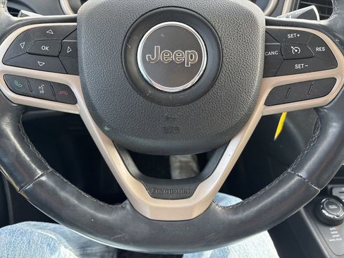 Used 2017 Jeep Cherokee Latitude w/ Cold Weather Group image 14