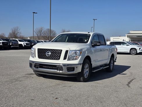 Used 2019 Nissan Titan SV w/ SV Convenience Package image 3