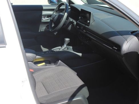 Used 2023 Honda HR-V LX image 16