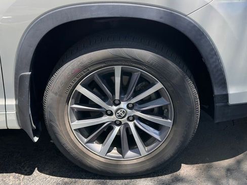 Used 2017 Toyota Highlander XLE AWD/4WD image 4