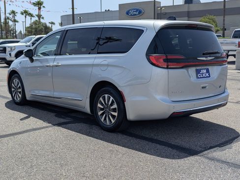 Used 2023 Chrysler Pacifica Limited FWD image 4