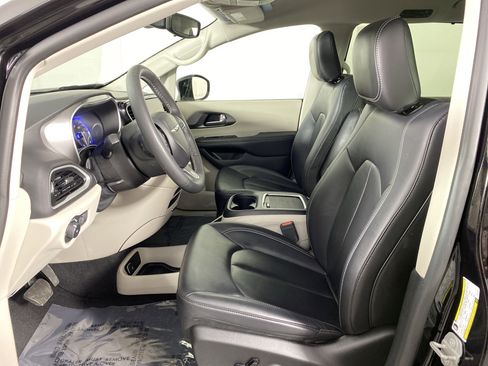 Used 2024 Chrysler Pacifica Touring-L image 15