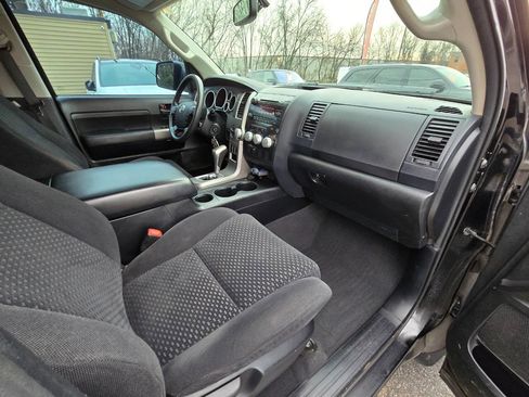 Used 2013 Toyota Tundra Grade 4x4 4dr CrewMax Cab Pick image 33