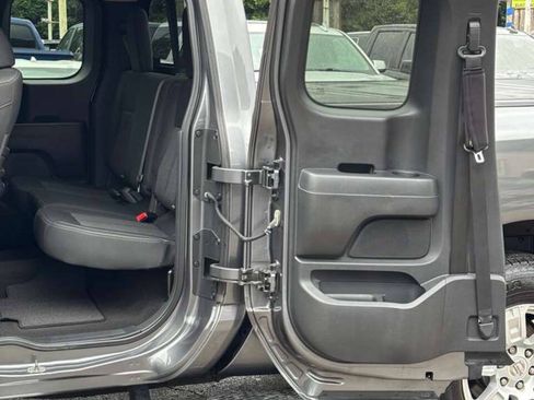 Used 2019 Nissan Titan SV w/ SV Convenience Package AWD/4WD image 11