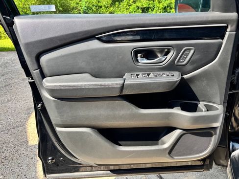 Used 2025 Honda Pilot EX-L image 17