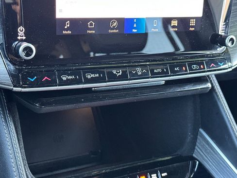 Certified 2023 Jeep Wagoneer Series III w/ Preferred Equipment Group AWD/4WD image 25