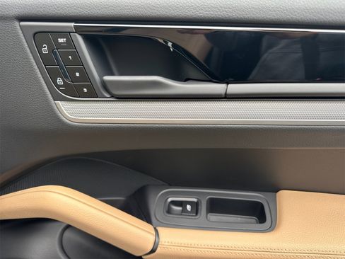 Used 2025 Porsche Cayenne Coupe image 20