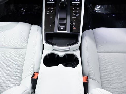 Certified 2025 Porsche Macan image 15