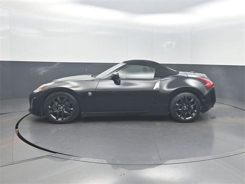 Used 2015 Nissan 370Z Roadster image 2