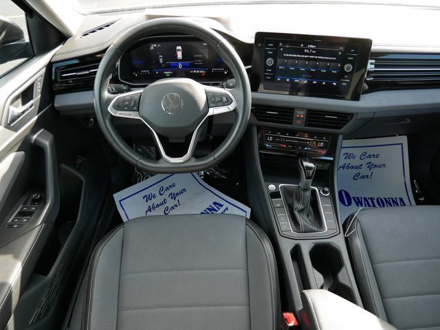 Used 2025 Volkswagen Jetta SE FWD image 9