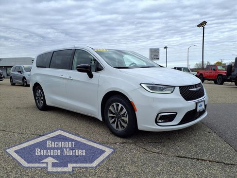 Used 2024 Chrysler Pacifica Select image 1