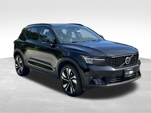 Used 2025 Volvo XC40 B5 Plus AWD/4WD image 5