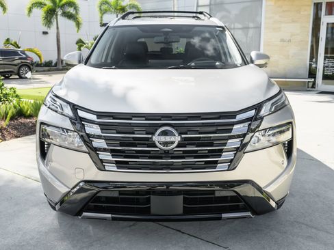 Used 2025 Nissan Rogue Platinum w/ Platinum Premium Package image 3