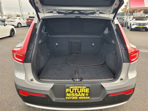 Used 2023 Volvo XC40 B5 Plus image 11