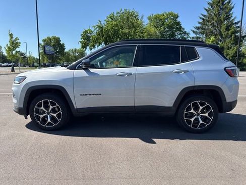 Used 2025 Jeep Compass Limited AWD/4WD image 2