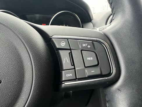 Used 2019 Jaguar F-PACE Premium image 22