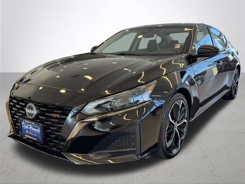 Used 2024 Nissan Altima 2.5 SR FWD image 2