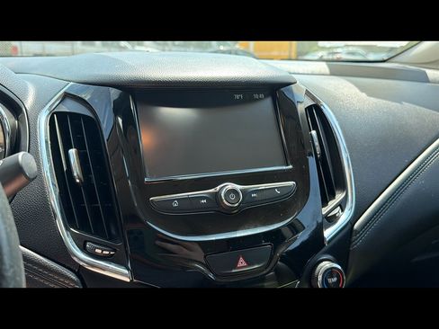 Used 2018 Chevrolet Cruze Premier FWD image 18
