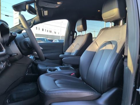 New 2026 Chrysler Pacifica Select image 23