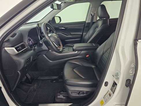 Used 2023 Toyota Highlander XLE FWD image 21