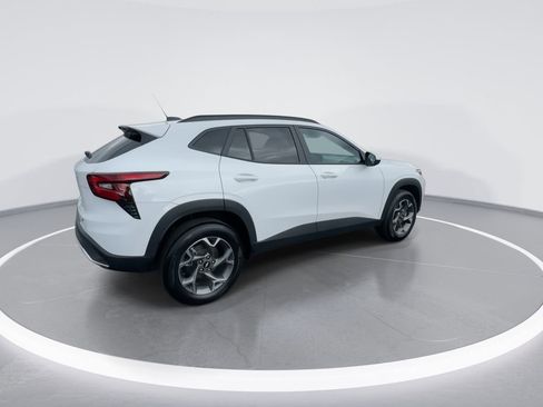 Used 2025 Chevrolet Trax LT w/ LT Convenience Package image 8