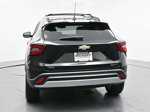 Used 2024 Chevrolet Trax LT w/ Sunroof Package FWD image 6