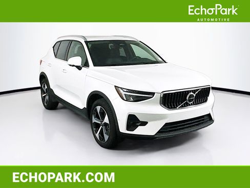 Used 2025 Volvo XC40 B5 Plus image 1