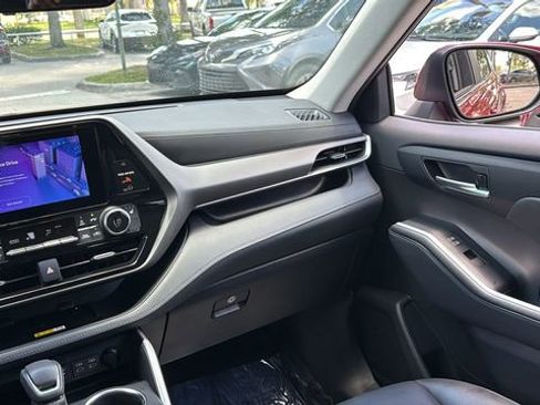Used 2023 Toyota Highlander XLE FWD image 16