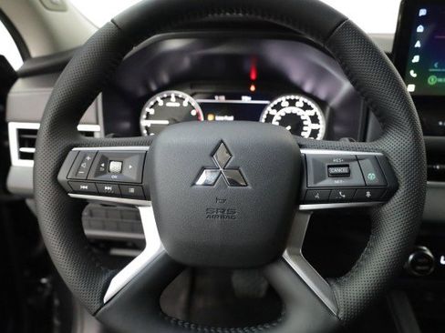 New 2025 Mitsubishi Outlander SE image 6