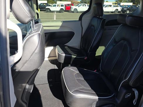 Used 2023 Chrysler Pacifica Limited image 9
