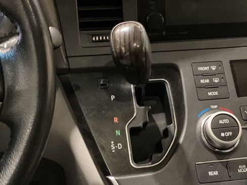 Used 2017 Toyota Sienna XLE image 22