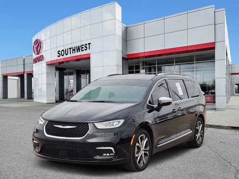 Used 2025 Chrysler Pacifica Pinnacle FWD image 2