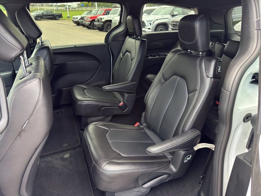 Used 2025 Chrysler Pacifica Select FWD image 11