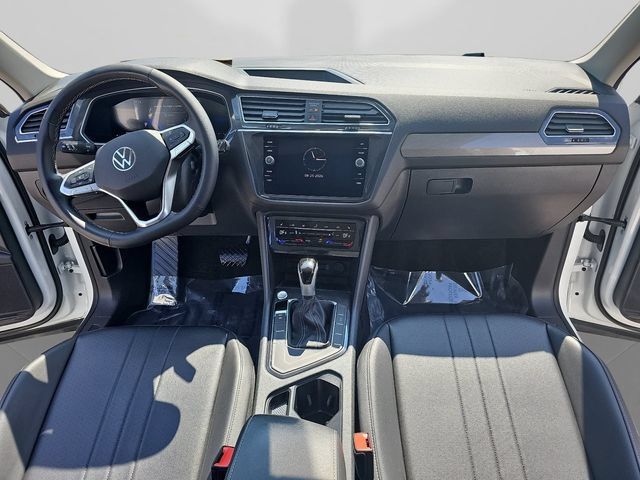 Used 2024 Volkswagen Tiguan SE FWD image 11
