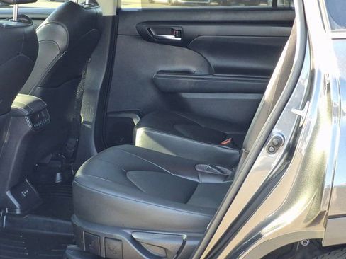 Used 2022 Toyota Highlander XLE image 21