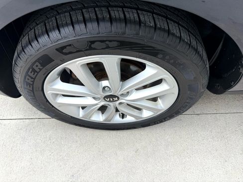 Used 2017 Kia Soul + image 9