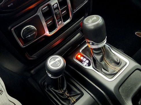 Used 2022 Jeep Wrangler Unlimited Sahara AWD/4WD image 16