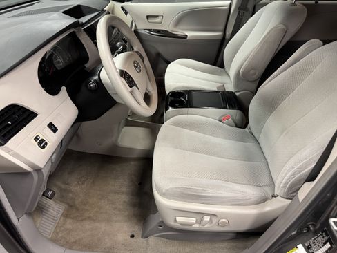 Used 2012 Toyota Sienna LE image 8