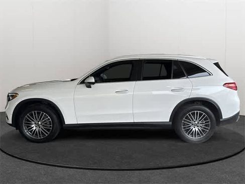 Used 2025 Mercedes-Benz GLC 300 4MATIC image 3